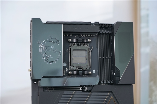 限量1000块!微星MEG X870E GODLIKE X EDITION主板图赏-第4张图片-佛山资讯网 限量1000块!微星MEG X870E GODLIKE X EDITION主板图赏-第4张图片-佛山资讯网