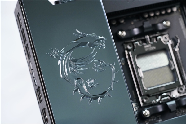 限量1000块!微星MEG X870E GODLIKE X EDITION主板图赏-第6张图片-佛山资讯网 限量1000块!微星MEG X870E GODLIKE X EDITION主板图赏-第6张图片-佛山资讯网
