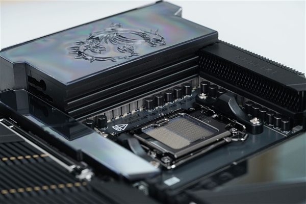 限量1000块!微星MEG X870E GODLIKE X EDITION主板图赏-第7张图片-佛山资讯网 限量1000块!微星MEG X870E GODLIKE X EDITION主板图赏-第7张图片-佛山资讯网