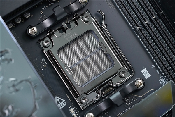 限量1000块!微星MEG X870E GODLIKE X EDITION主板图赏-第9张图片-佛山资讯网 限量1000块!微星MEG X870E GODLIKE X EDITION主板图赏-第9张图片-佛山资讯网