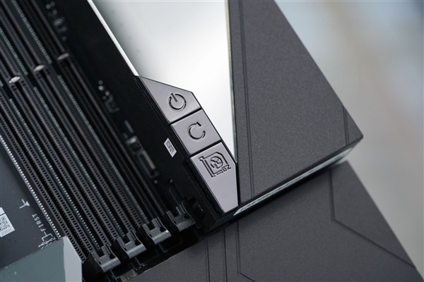 限量1000块!微星MEG X870E GODLIKE X EDITION主板图赏-第13张图片-佛山资讯网 限量1000块!微星MEG X870E GODLIKE X EDITION主板图赏-第13张图片-佛山资讯网