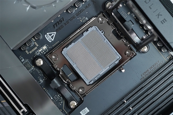 限量1000块!微星MEG X870E GODLIKE X EDITION主板图赏-第10张图片-佛山资讯网 限量1000块!微星MEG X870E GODLIKE X EDITION主板图赏-第10张图片-佛山资讯网