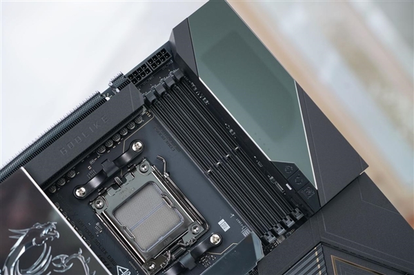 限量1000块!微星MEG X870E GODLIKE X EDITION主板图赏-第11张图片-佛山资讯网 限量1000块!微星MEG X870E GODLIKE X EDITION主板图赏-第11张图片-佛山资讯网