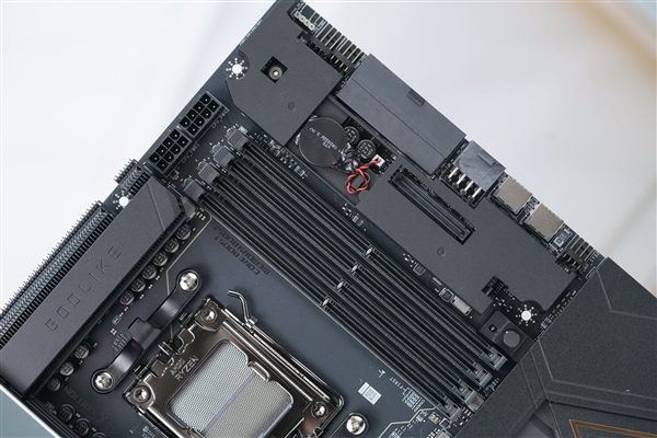 限量1000块!微星MEG X870E GODLIKE X EDITION主板图赏-第14张图片-佛山资讯网 限量1000块!微星MEG X870E GODLIKE X EDITION主板图赏-第14张图片-佛山资讯网