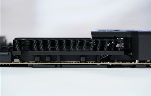 限量1000块!微星MEG X870E GODLIKE X EDITION主板图赏-第20张图片-佛山资讯网 限量1000块!微星MEG X870E GODLIKE X EDITION主板图赏-第20张图片-佛山资讯网