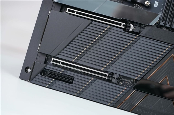 限量1000块!微星MEG X870E GODLIKE X EDITION主板图赏-第17张图片-佛山资讯网 限量1000块!微星MEG X870E GODLIKE X EDITION主板图赏-第17张图片-佛山资讯网