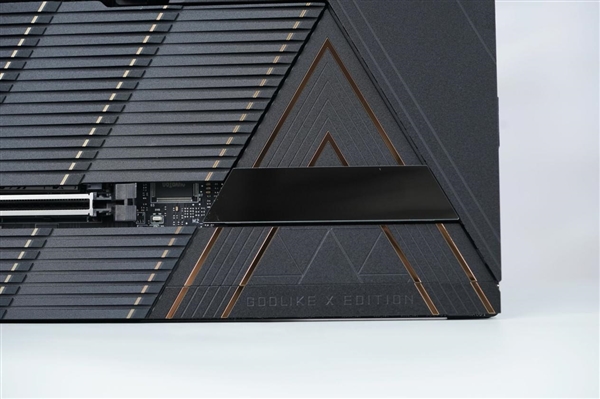 限量1000块!微星MEG X870E GODLIKE X EDITION主板图赏-第18张图片-佛山资讯网 限量1000块!微星MEG X870E GODLIKE X EDITION主板图赏-第18张图片-佛山资讯网