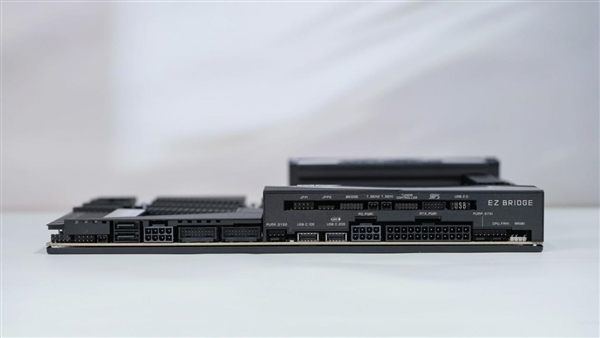 限量1000块!微星MEG X870E GODLIKE X EDITION主板图赏-第22张图片-佛山资讯网 限量1000块!微星MEG X870E GODLIKE X EDITION主板图赏-第22张图片-佛山资讯网