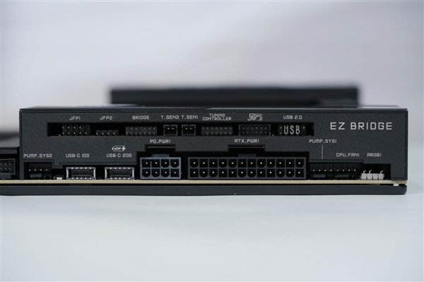 限量1000块!微星MEG X870E GODLIKE X EDITION主板图赏-第23张图片-佛山资讯网 限量1000块!微星MEG X870E GODLIKE X EDITION主板图赏-第23张图片-佛山资讯网