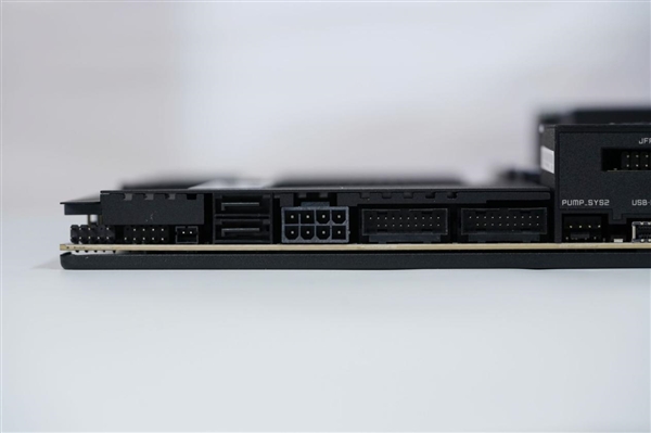 限量1000块!微星MEG X870E GODLIKE X EDITION主板图赏-第24张图片-佛山资讯网 限量1000块!微星MEG X870E GODLIKE X EDITION主板图赏-第24张图片-佛山资讯网