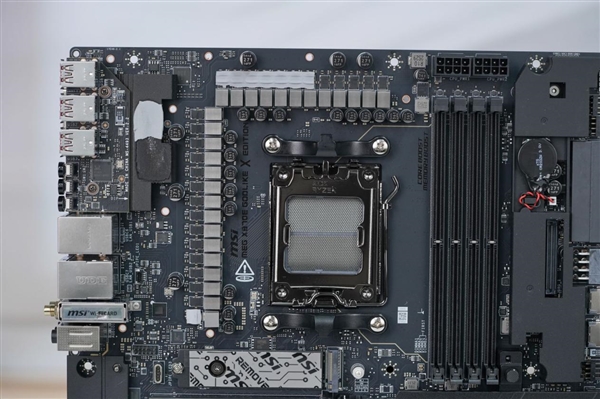 限量1000块!微星MEG X870E GODLIKE X EDITION主板图赏-第28张图片-佛山资讯网 限量1000块!微星MEG X870E GODLIKE X EDITION主板图赏-第28张图片-佛山资讯网