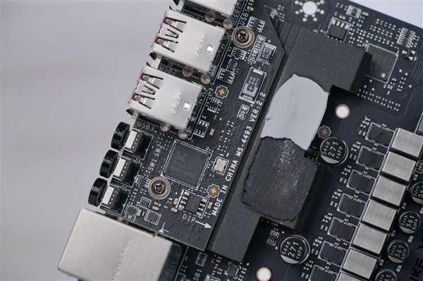 限量1000块!微星MEG X870E GODLIKE X EDITION主板图赏-第31张图片-佛山资讯网 限量1000块!微星MEG X870E GODLIKE X EDITION主板图赏-第31张图片-佛山资讯网