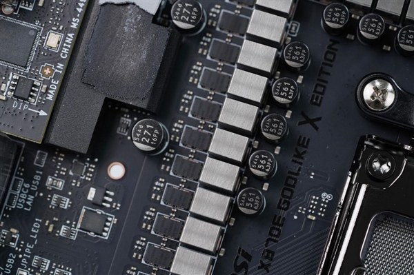限量1000块!微星MEG X870E GODLIKE X EDITION主板图赏-第32张图片-佛山资讯网 限量1000块!微星MEG X870E GODLIKE X EDITION主板图赏-第32张图片-佛山资讯网