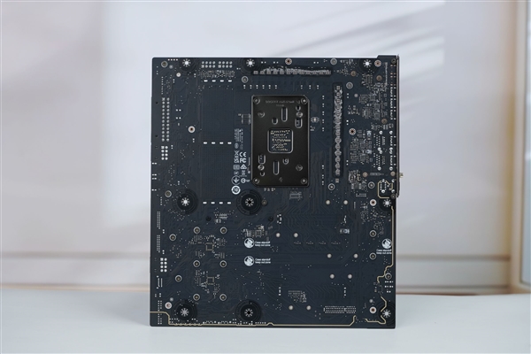 限量1000块!微星MEG X870E GODLIKE X EDITION主板图赏-第33张图片-佛山资讯网 限量1000块!微星MEG X870E GODLIKE X EDITION主板图赏-第33张图片-佛山资讯网