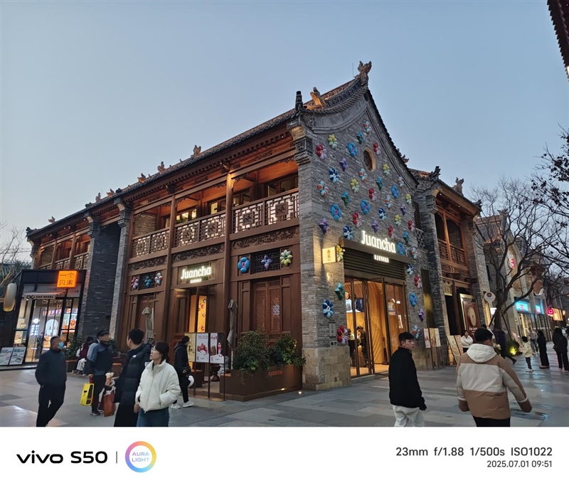 无感握持、出片惊艳！vivo S50首发全面评测：颜值与实力并存的全能旗舰-第22张图片-佛山资讯网