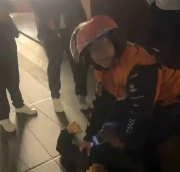 官方通报男子珠宝店抢手镯被外卖员控制:涉嫌男子已刑事传唤 确认外卖员见义勇为-第2张图片-佛山资讯网 官方通报男子珠宝店抢手镯被外卖员控制:涉嫌男子已刑事传唤 确认外卖员见义勇为-第2张图片-佛山资讯网