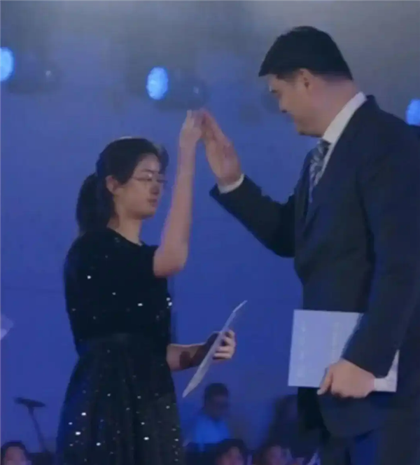 姚明和女儿亮相引网友围观：15岁女儿身高1米9 英语超流利-第1张图片-佛山资讯网