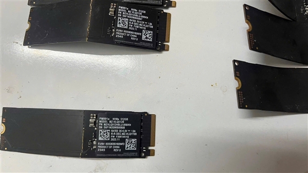 10岁熊孩子掰断老爹50块三星M.2 SSD！价值1亿越南盾-第2张图片-佛山资讯网