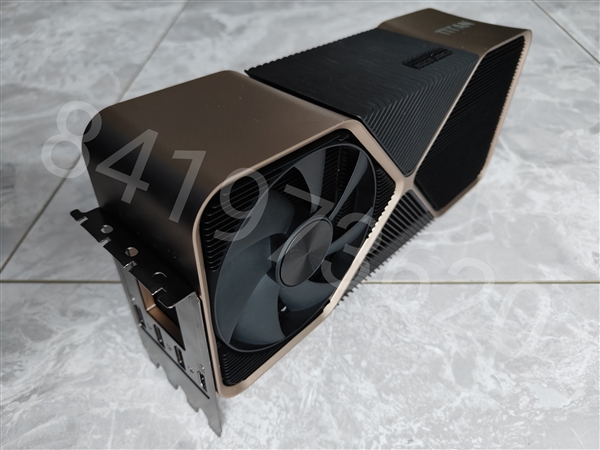 Titan Ada巨卡原型现身：48GB显存、四插槽、900W供电-第12张图片-佛山资讯网