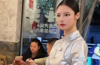火锅店老板娘模仿机器人爆火:最长能保持近20分钟不眨眼-第1张图片-佛山资讯网 火锅店老板娘模仿机器人爆火:最长能保持近20分钟不眨眼-第1张图片-佛山资讯网