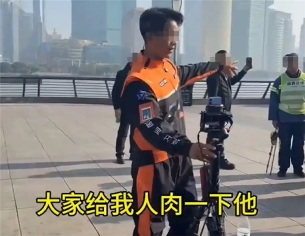 网红穿骑手服直播影响秩序被驱赶 号召19000位粉丝“人肉”保安 官方通报-第2张图片-佛山资讯网
