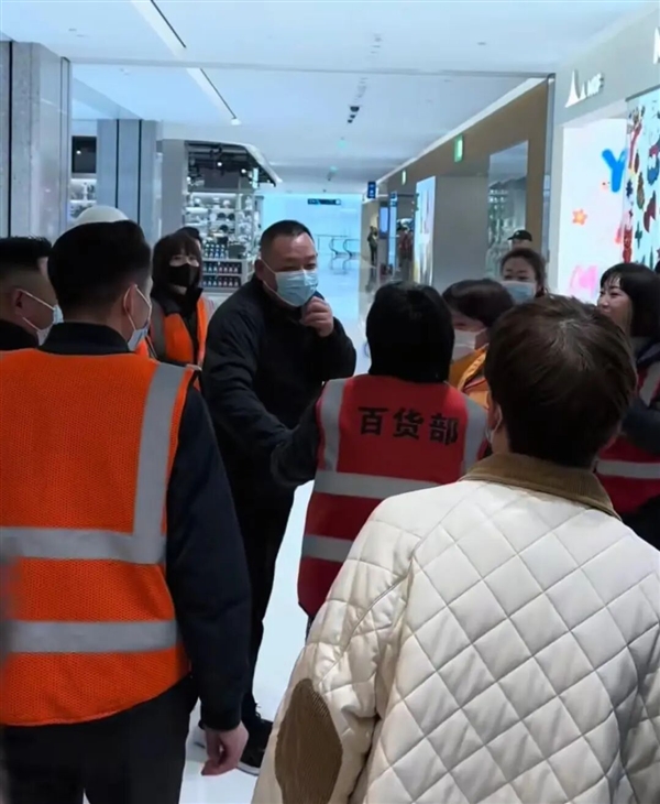 于东来现身新乡 实地走访考察新店筹备进度-第1张图片-佛山资讯网 于东来现身新乡 实地走访考察新店筹备进度-第1张图片-佛山资讯网