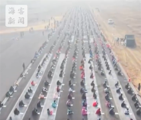 印度考公把机场跑道当考场：考生直接露天作答-第1张图片-佛山资讯网