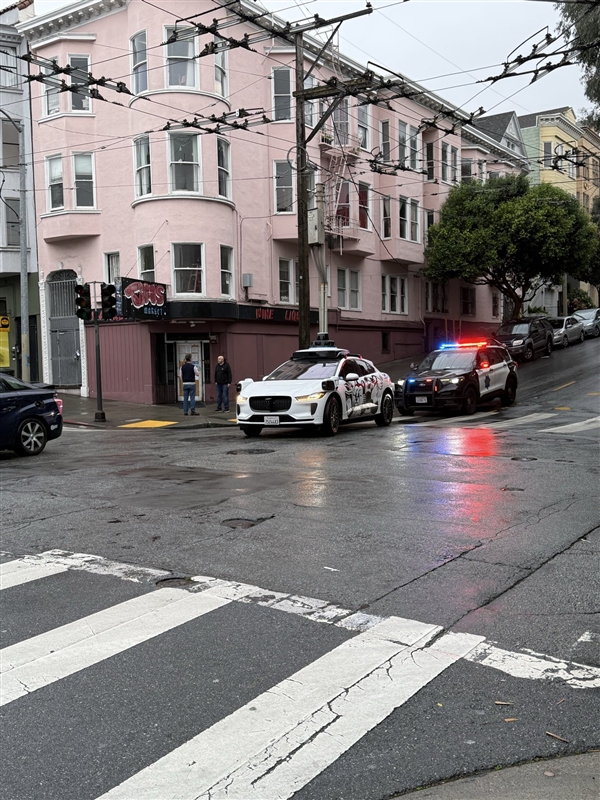 Waymo自动驾驶出现史诗级丑闻 博主:特斯拉FSD实测不会卡死-第3张图片-佛山资讯网 Waymo自动驾驶出现史诗级丑闻 博主:特斯拉FSD实测不会卡死-第3张图片-佛山资讯网