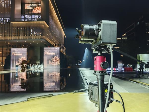 共赴“VR+3D时尚新视界” 4K花园沉浸式技术闪耀2025广州时装周-第4张图片-佛山资讯网 共赴“VR+3D时尚新视界” 4K花园沉浸式技术闪耀2025广州时装周-第4张图片-佛山资讯网