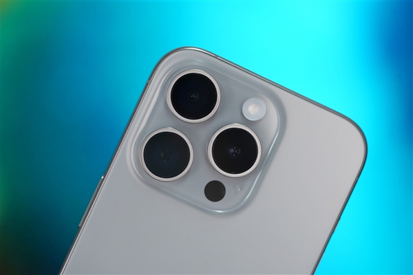 iPhone实况图总定格尴尬瞬间引热议 苹果回应：系统随机选取-第2张图片-佛山资讯网
