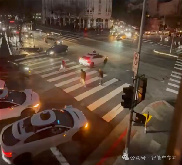 硅谷停电干崩谷歌Robotaxi 马斯克贴脸热嘲：特斯拉就没事-第1张图片-佛山资讯网