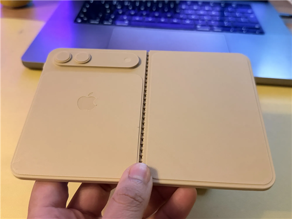 苹果首款折叠屏蓄势待发!iPhone Fold机模出炉-第3张图片-佛山资讯网 苹果首款折叠屏蓄势待发!iPhone Fold机模出炉-第3张图片-佛山资讯网
