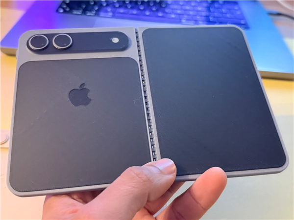 苹果首款折叠屏蓄势待发!iPhone Fold机模出炉-第7张图片-佛山资讯网 苹果首款折叠屏蓄势待发!iPhone Fold机模出炉-第7张图片-佛山资讯网