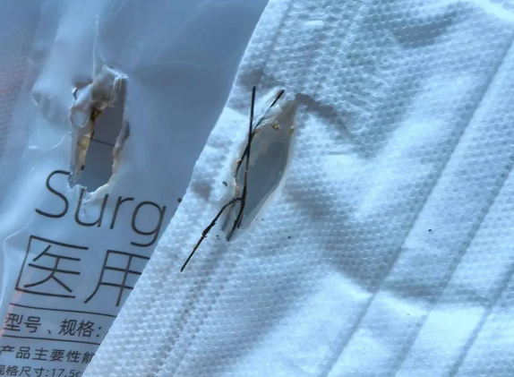 口罩车内离奇“自燃”车主懵了 专家：口罩金属条进入无线充电磁场被加热-第1张图片-佛山资讯网