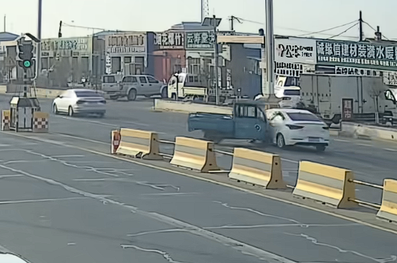 两只狗“合伙作案”开走主人三轮车：撞上一辆轿车-第2张图片-佛山资讯网