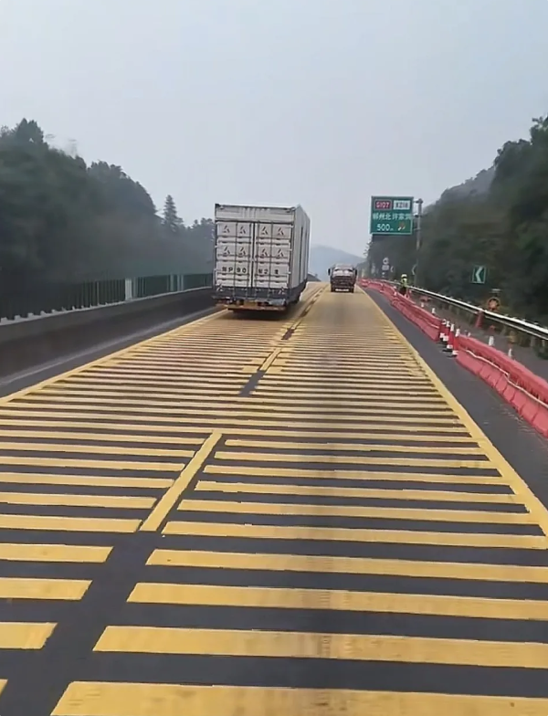 湖南一高速路设置数公里减速带 当地交警：出于施工安全考虑-第1张图片-佛山资讯网