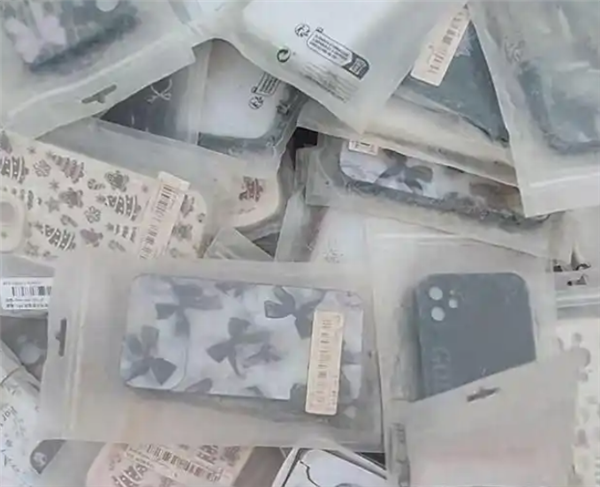 空地现大量全新手机壳:全新未拆封 有人一次捡50个-第1张图片-佛山资讯网 空地现大量全新手机壳:全新未拆封 有人一次捡50个-第1张图片-佛山资讯网