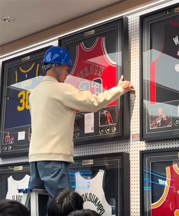 乔丹亲笔签名球衣售价13.8万元 胖东来客服:商品保真 已售出一件-第1张图片-佛山资讯网 乔丹亲笔签名球衣售价13.8万元 胖东来客服:商品保真 已售出一件-第1张图片-佛山资讯网