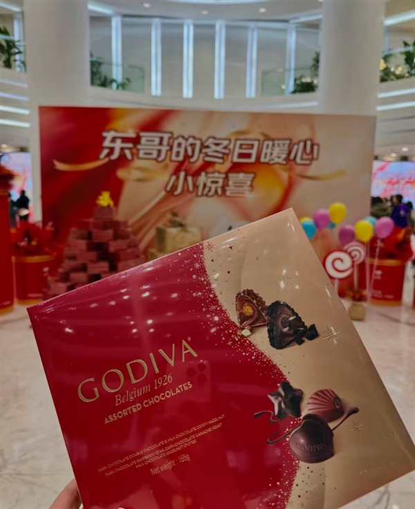 章泽天独自现身迪拜过圣诞:身着阔腿裤 松弛感十足-第4张图片-佛山资讯网 章泽天独自现身迪拜过圣诞:身着阔腿裤 松弛感十足-第4张图片-佛山资讯网